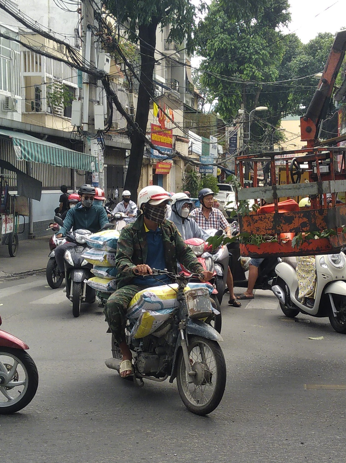 "Xe mù" vẫn lưu thông trên đường phố- Ảnh 3. "Xe mù" vẫn lưu thông trên đường phố- Ảnh 3.