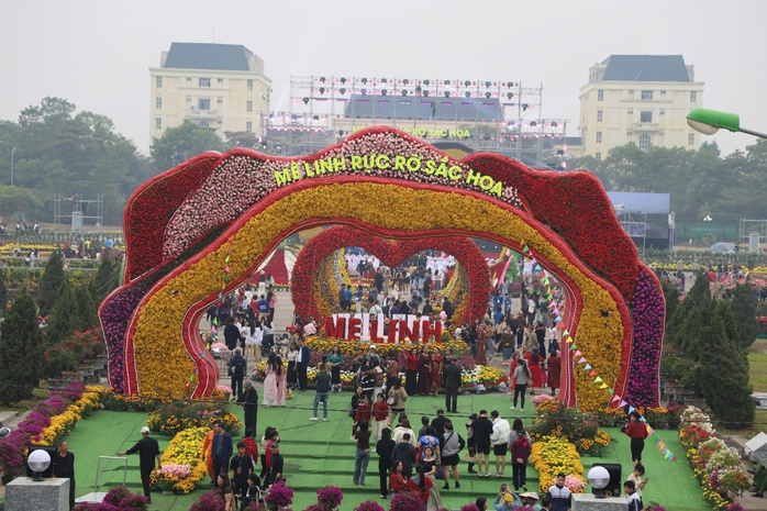 Rực rỡ Festival hoa Mê Linh - lễ hội hoa lớn nhất miền Bắc- Ảnh 3. Rực rỡ Festival hoa Mê Linh - lễ hội hoa lớn nhất miền Bắc- Ảnh 3.