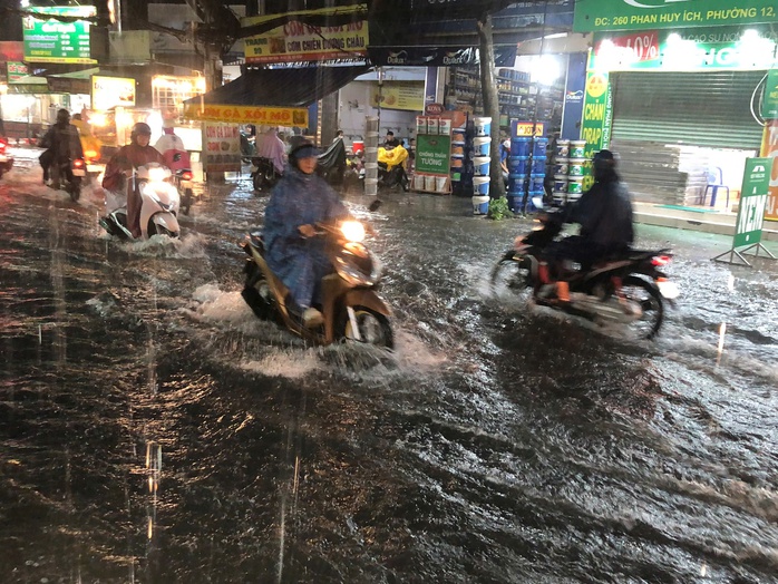 Vì sao chiều 27-12, TP HCM bất ngờ mưa lớn?- Ảnh 1. Vì sao chiều 27-12, TP HCM bất ngờ mưa lớn?- Ảnh 1.