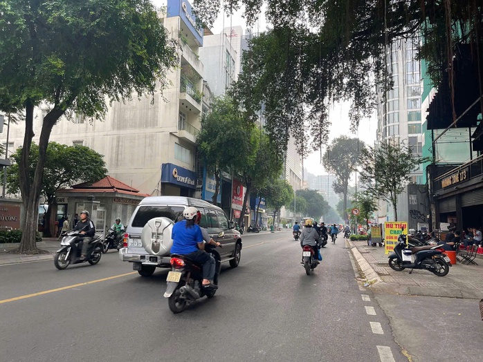 Lý giải hiện tượng sương mù dày đặc ở TP HCM hôm nay- Ảnh 1. Lý giải hiện tượng sương mù dày đặc ở TP HCM hôm nay- Ảnh 1.