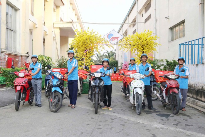 Người lao động tại Công ty CP Kinh doanh Thủy hải sản Sài Gòn nhận quà Tết do công ty tặng. Ảnh: HỒNG ĐÀO Người lao động tại Công ty CP Kinh doanh Thủy hải sản Sài Gòn nhận quà Tết do công ty tặng. Ảnh: HỒNG ĐÀO