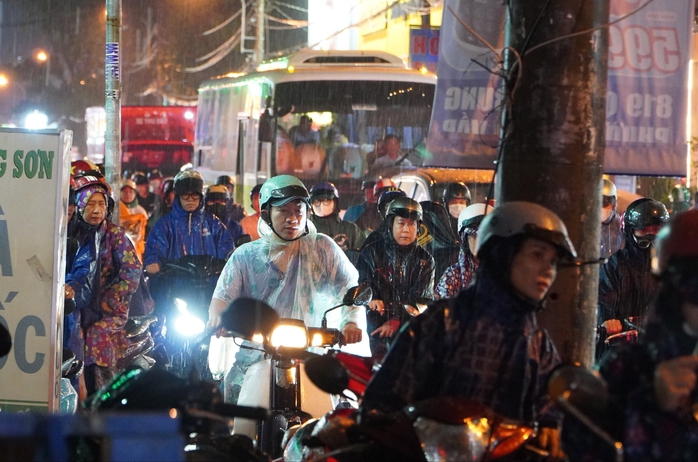 Loạt xe chết máy, người dân lội nước về nhà sau trận mưa to- Ảnh 11. Loạt xe chết máy, người dân lội nước về nhà sau trận mưa to- Ảnh 11.