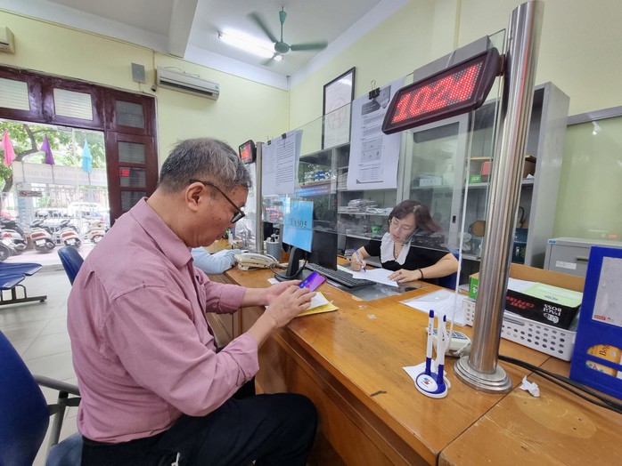 2,5 triệu người nhận lương hưu, trợ cấp qua tài khoản- Ảnh 2. 2,5 triệu người nhận lương hưu, trợ cấp qua tài khoản- Ảnh 2.