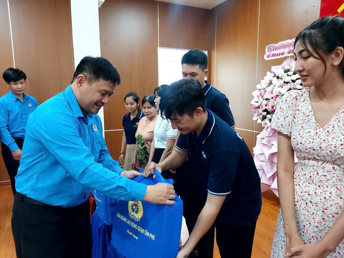 Ông Phan Minh Thắng - Chủ tịch LĐLĐ quận Tân Phú, TP HCM - tặng quà cho đoàn viên khó khăn. Ảnh: MAI CHI Ông Phan Minh Thắng - Chủ tịch LĐLĐ quận Tân Phú, TP HCM - tặng quà cho đoàn viên khó khăn. Ảnh: MAI CHI