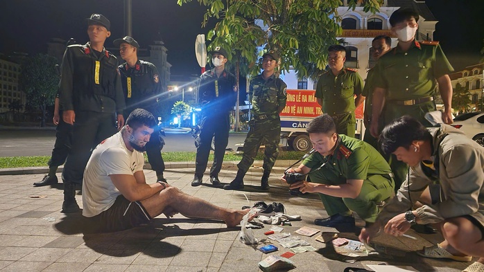 Bắt giữ 3 người nước ngoài dùng USD giả đổi tiền thật ở Phú Quốc- Ảnh 2. Bắt giữ 3 người nước ngoài dùng USD giả đổi tiền thật ở Phú Quốc- Ảnh 2.
