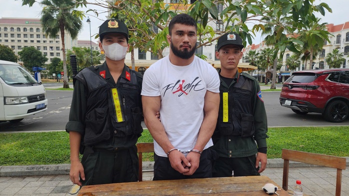 Bắt giữ 3 người nước ngoài dùng USD giả đổi tiền thật ở Phú Quốc- Ảnh 3. Bắt giữ 3 người nước ngoài dùng USD giả đổi tiền thật ở Phú Quốc- Ảnh 3.