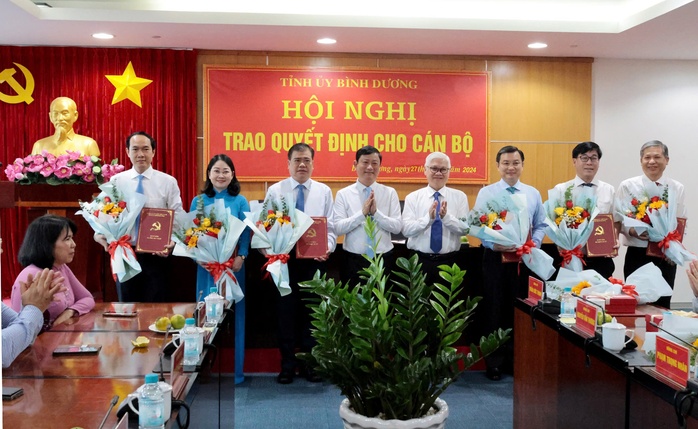 Bình Dương trao các quyết định nhân sự chủ chốt - Ảnh 1. Bình Dương trao các quyết định nhân sự chủ chốt - Ảnh 1.