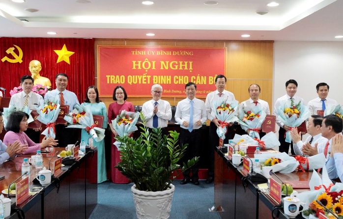 Bình Dương trao các quyết định nhân sự chủ chốt - Ảnh 4. Bình Dương trao các quyết định nhân sự chủ chốt - Ảnh 4.