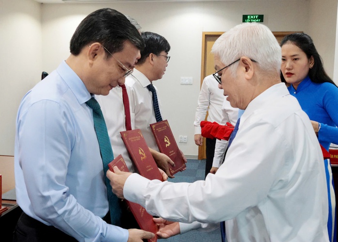 Bình Dương trao các quyết định nhân sự chủ chốt - Ảnh 3. Bình Dương trao các quyết định nhân sự chủ chốt - Ảnh 3.