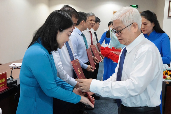 Bình Dương trao các quyết định nhân sự chủ chốt - Ảnh 2. Bình Dương trao các quyết định nhân sự chủ chốt - Ảnh 2.