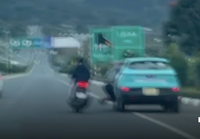 Pháp lý từ vụ thanh niên bám cửa taxi trên cao tốc- Ảnh 2. Pháp lý từ vụ thanh niên bám cửa taxi trên cao tốc- Ảnh 2.