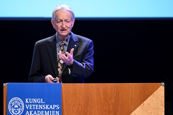 Ông Geoffrey Hinton thuyết trình về công trình giúp ông đoạt giải Nobel Vật lý năm 2024 tại Đại học Stockholm (Thụy Điển) hôm 8-12. Ảnh: REUTERS Ông Geoffrey Hinton thuyết trình về công trình giúp ông đoạt giải Nobel Vật lý năm 2024 tại Đại học Stockholm (Thụy Điển) hôm 8-12. Ảnh: REUTERS