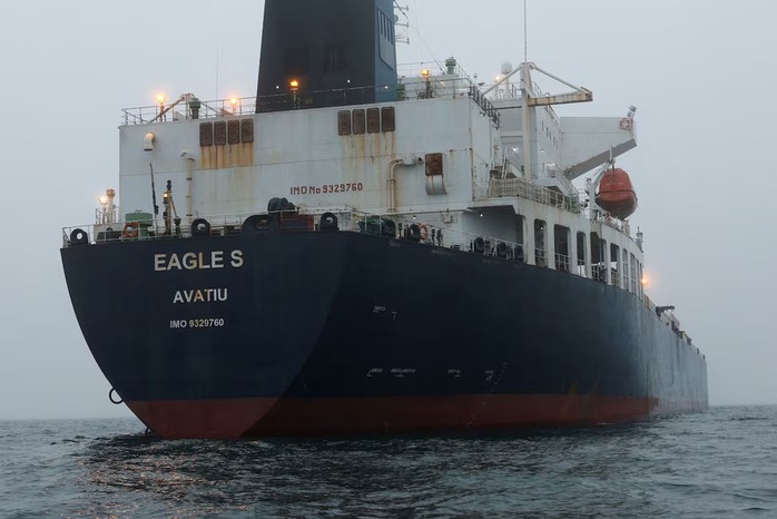 Tàu chở dầu Eagle S neo đậu ngoài khơi bờ biển Porkkala - Phần Lan, ngày 27-12. Ảnh: REUTERS Tàu chở dầu Eagle S neo đậu ngoài khơi bờ biển Porkkala - Phần Lan, ngày 27-12. Ảnh: REUTERS