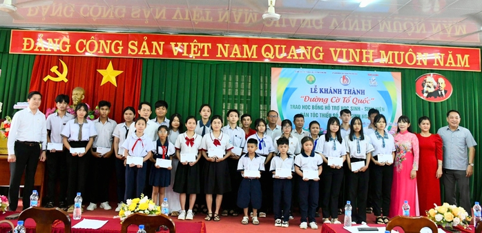 Khánh thành "Đường cờ Tổ quốc", trao học bổng cho học sinh nghèo tại Đồng Nai- Ảnh 9. Khánh thành "Đường cờ Tổ quốc", trao học bổng cho học sinh nghèo tại Đồng Nai- Ảnh 9.