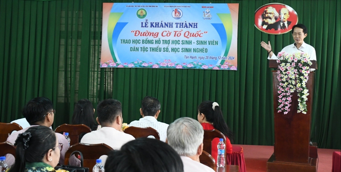Khánh thành "Đường cờ Tổ quốc", trao học bổng cho học sinh nghèo tại Đồng Nai- Ảnh 3. Khánh thành "Đường cờ Tổ quốc", trao học bổng cho học sinh nghèo tại Đồng Nai- Ảnh 3.