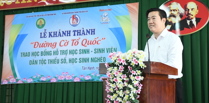 Khánh thành "Đường cờ Tổ quốc", trao học bổng cho học sinh nghèo tại Đồng Nai- Ảnh 4. Khánh thành "Đường cờ Tổ quốc", trao học bổng cho học sinh nghèo tại Đồng Nai- Ảnh 4.