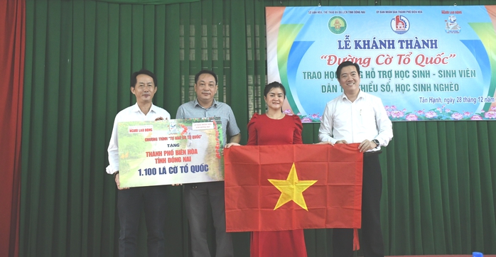 Khánh thành "Đường cờ Tổ quốc", trao học bổng cho học sinh nghèo tại Đồng Nai- Ảnh 6. Khánh thành "Đường cờ Tổ quốc", trao học bổng cho học sinh nghèo tại Đồng Nai- Ảnh 6.