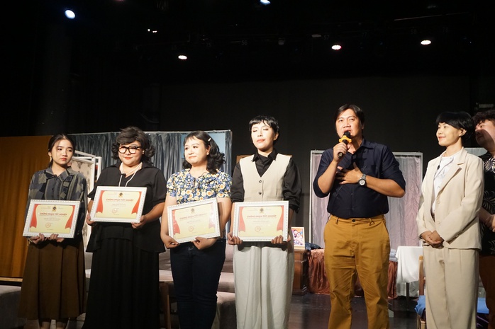Đạo diễn NSƯT Vũ Xuân Trang đưa kịch đồng tính nữ lên sân khấu "Xóm kịch"- Ảnh 1. Đạo diễn NSƯT Vũ Xuân Trang đưa kịch đồng tính nữ lên sân khấu "Xóm kịch"- Ảnh 1.