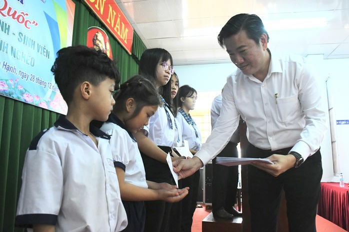 Khánh thành "Đường cờ Tổ quốc", trao học bổng cho học sinh nghèo tại Đồng Nai- Ảnh 7. Khánh thành "Đường cờ Tổ quốc", trao học bổng cho học sinh nghèo tại Đồng Nai- Ảnh 7.