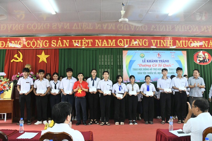 Khánh thành "Đường cờ Tổ quốc", trao học bổng cho học sinh nghèo tại Đồng Nai- Ảnh 1. Khánh thành "Đường cờ Tổ quốc", trao học bổng cho học sinh nghèo tại Đồng Nai- Ảnh 1.
