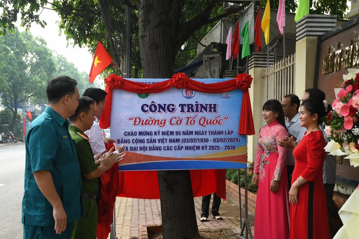 Khánh thành "Đường cờ Tổ quốc", trao học bổng cho học sinh nghèo tại Đồng Nai- Ảnh 11. Khánh thành "Đường cờ Tổ quốc", trao học bổng cho học sinh nghèo tại Đồng Nai- Ảnh 11.