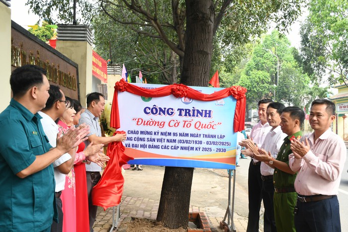 Khánh thành "Đường cờ Tổ quốc", trao học bổng cho học sinh nghèo tại Đồng Nai- Ảnh 2. Khánh thành "Đường cờ Tổ quốc", trao học bổng cho học sinh nghèo tại Đồng Nai- Ảnh 2.