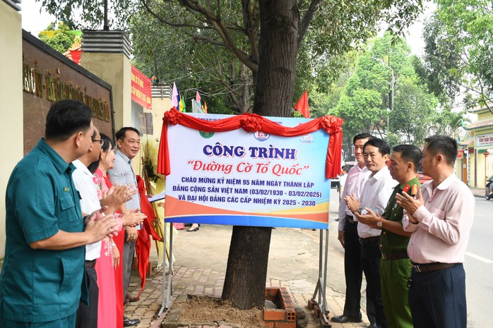 Khánh thành "Đường cờ Tổ quốc", trao học bổng cho học sinh nghèo tại Đồng Nai- Ảnh 10. Khánh thành "Đường cờ Tổ quốc", trao học bổng cho học sinh nghèo tại Đồng Nai- Ảnh 10.