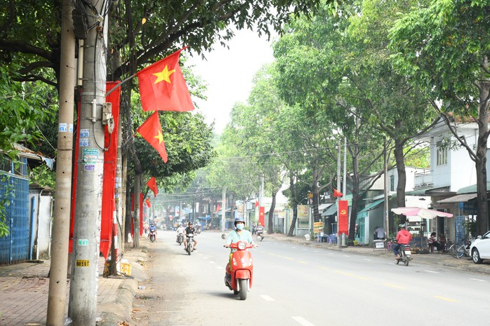 Khánh thành "Đường cờ Tổ quốc", trao học bổng cho học sinh nghèo tại Đồng Nai- Ảnh 12. Khánh thành "Đường cờ Tổ quốc", trao học bổng cho học sinh nghèo tại Đồng Nai- Ảnh 12.