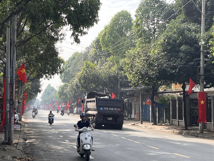 Khánh thành "Đường cờ Tổ quốc", trao học bổng cho học sinh nghèo tại Đồng Nai- Ảnh 15. Khánh thành "Đường cờ Tổ quốc", trao học bổng cho học sinh nghèo tại Đồng Nai- Ảnh 15.
