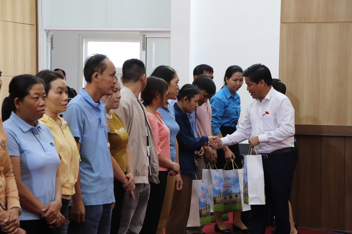 Thưởng Tết ở Quảng Nam: Người hơn 427 triệu, người chỉ được 200.000 đồng- Ảnh 1. Thưởng Tết ở Quảng Nam: Người hơn 427 triệu, người chỉ được 200.000 đồng- Ảnh 1.