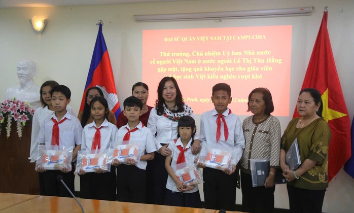 Thứ trưởng Lê Thị Thu Hằng thăm cộng đồng người gốc Việt tại Campuchia- Ảnh 4. Thứ trưởng Lê Thị Thu Hằng thăm cộng đồng người gốc Việt tại Campuchia- Ảnh 4.