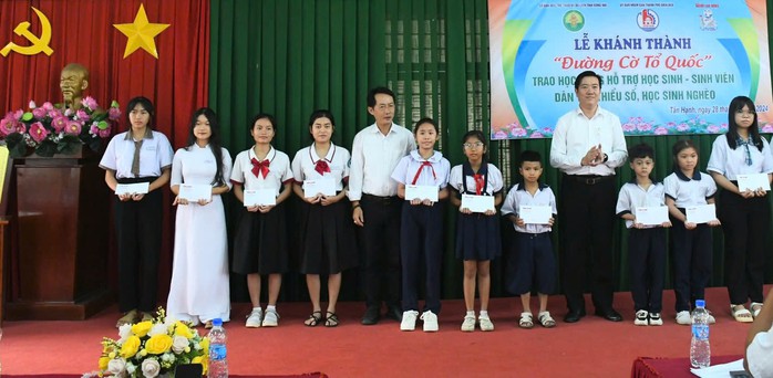 Khánh thành "Đường cờ Tổ quốc", trao học bổng cho học sinh nghèo tại Đồng Nai- Ảnh 5. Khánh thành "Đường cờ Tổ quốc", trao học bổng cho học sinh nghèo tại Đồng Nai- Ảnh 5.