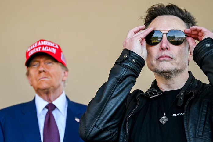 Tổng thống Mỹ đắc cử Donald Trump và tỉ phú Elon Musk theo dõi vụ phóng thử nghiệm tên lửa SpaceX Starship ở TP Texas - Mỹ hôm 19-11. Ảnh: REUTERS Tổng thống Mỹ đắc cử Donald Trump và tỉ phú Elon Musk theo dõi vụ phóng thử nghiệm tên lửa SpaceX Starship ở TP Texas - Mỹ hôm 19-11. Ảnh: REUTERS