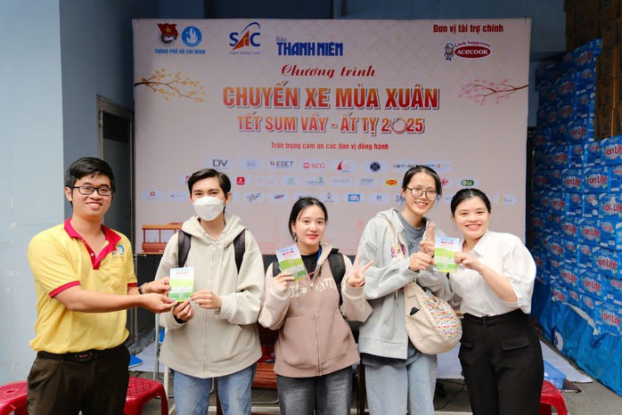 Những câu chuyện ấm lòng phía sau tấm vé xe 0 đồng- Ảnh 4. Những câu chuyện ấm lòng phía sau tấm vé xe 0 đồng- Ảnh 4.