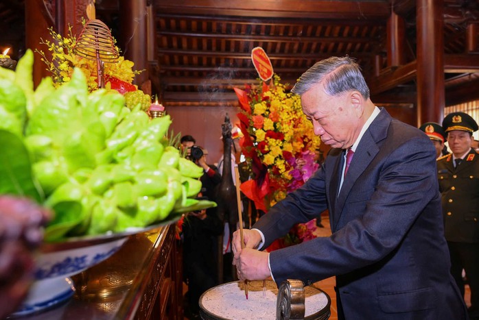 Tổng Bí thư Tô Lâm dâng hương tưởng niệm Chủ tịch Hồ Chí Minh tại Nghệ An- Ảnh 3. Tổng Bí thư Tô Lâm dâng hương tưởng niệm Chủ tịch Hồ Chí Minh tại Nghệ An- Ảnh 3.