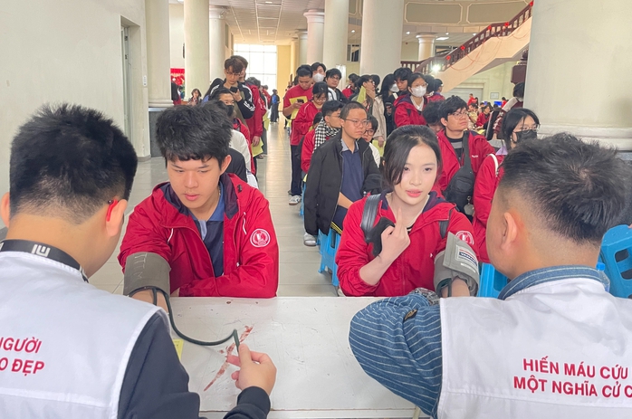 Hàng ngàn người xếp hàng từ sớm để hiến máu- Ảnh 1. Hàng ngàn người xếp hàng từ sớm để hiến máu- Ảnh 1.