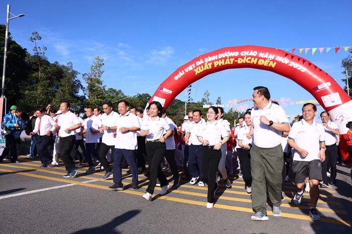 Nguyễn Thị Thúy Vân vô địch giải việt dã Bình Dương mừng năm mới 2025- Ảnh 1. Nguyễn Thị Thúy Vân vô địch giải việt dã Bình Dương mừng năm mới 2025- Ảnh 1.