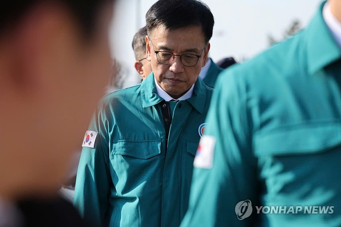Quyền Tổng thống Choi Sang-mok tại sân bay Muan ngày 29-12. Ảnh: Yonhap Quyền Tổng thống Choi Sang-mok tại sân bay Muan ngày 29-12. Ảnh: Yonhap