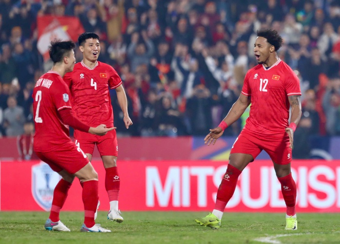 HLV Kim Sang-sik so tài xoay tua đội hình với đồng nghiệp người Nhật Bản- Ảnh 2. HLV Kim Sang-sik so tài xoay tua đội hình với đồng nghiệp người Nhật Bản- Ảnh 2.