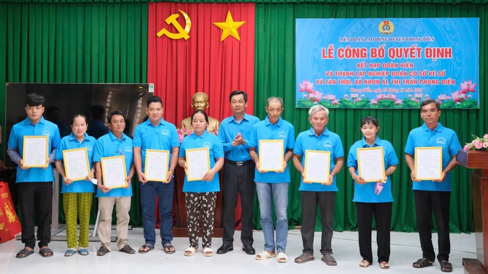 Thêm niềm vui cho người bán vé số ở TP Cần Thơ - Ảnh 2. Thêm niềm vui cho người bán vé số ở TP Cần Thơ - Ảnh 2.