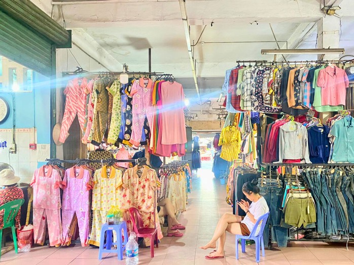 Tiểu thương lo sức mua những tháng cận Tết sẽ giảm sau đợt “siêu sale”. Ảnh: LÊ TỈNH Tiểu thương lo sức mua những tháng cận Tết sẽ giảm sau đợt “siêu sale”. Ảnh: LÊ TỈNH