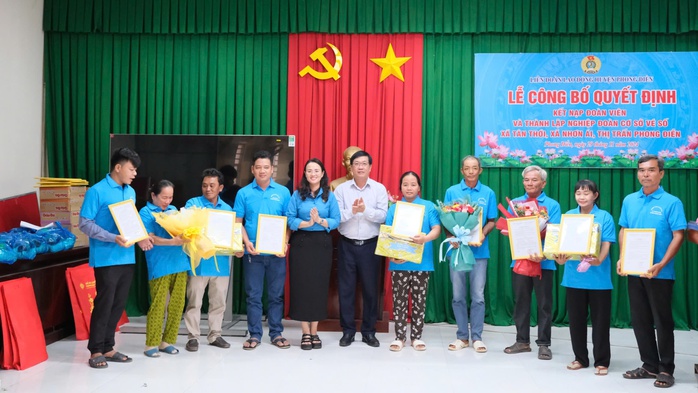 Thêm niềm vui cho người bán vé số ở TP Cần Thơ - Ảnh 1. Thêm niềm vui cho người bán vé số ở TP Cần Thơ - Ảnh 1.