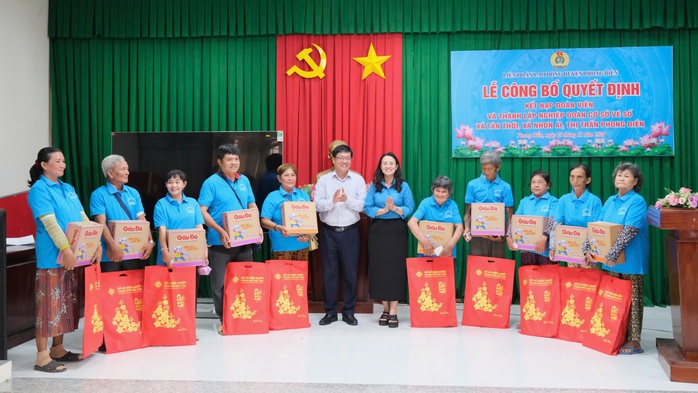 Thêm niềm vui cho người bán vé số ở TP Cần Thơ - Ảnh 3. Thêm niềm vui cho người bán vé số ở TP Cần Thơ - Ảnh 3.