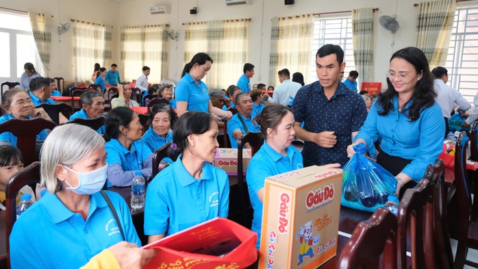 Thêm niềm vui cho người bán vé số ở TP Cần Thơ - Ảnh 4. Thêm niềm vui cho người bán vé số ở TP Cần Thơ - Ảnh 4.