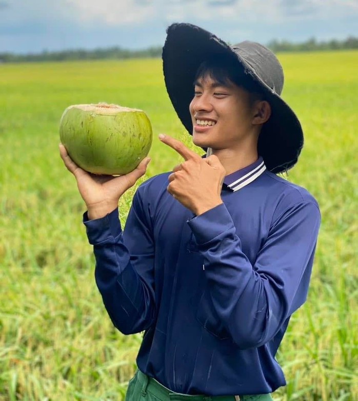 TikToker Lê Tuấn Khang và trend “đám giỗ bên cồn”- Ảnh 1. TikToker Lê Tuấn Khang và trend “đám giỗ bên cồn”- Ảnh 1.
