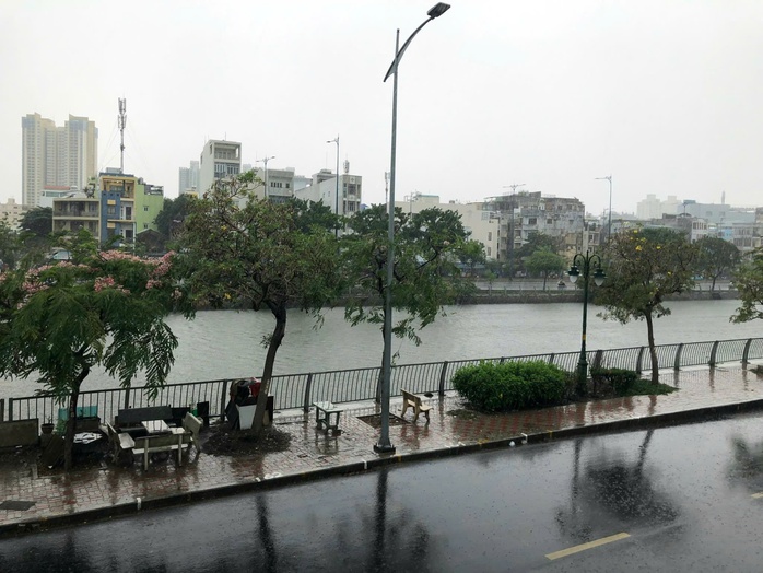 Chiều nay, TP HCM tiếp tục có mưa và sương mù- Ảnh 1. Chiều nay, TP HCM tiếp tục có mưa và sương mù- Ảnh 1.