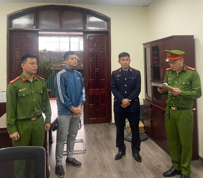 Giám đốc phòng giao dịch ngân hàng lừa đảo, chiếm đoạt hơn 10 tỉ đồng- Ảnh 1. Giám đốc phòng giao dịch ngân hàng lừa đảo, chiếm đoạt hơn 10 tỉ đồng- Ảnh 1.
