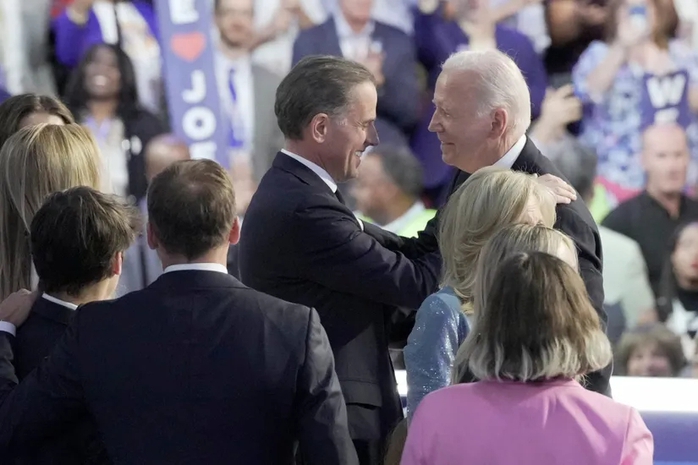 Ân xá cho con trai, Tổng thống Biden "tặng quà" cho ông Trump?- Ảnh 1. Ân xá cho con trai, Tổng thống Biden "tặng quà" cho ông Trump?- Ảnh 1.