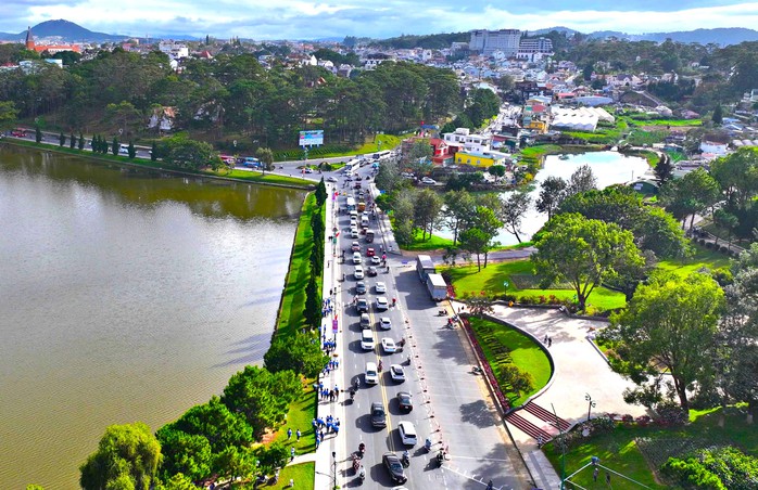 Đà Lạt mở thêm nhiều bãi đậu xe dịp Festival Hoa- Ảnh 1. Đà Lạt mở thêm nhiều bãi đậu xe dịp Festival Hoa- Ảnh 1.