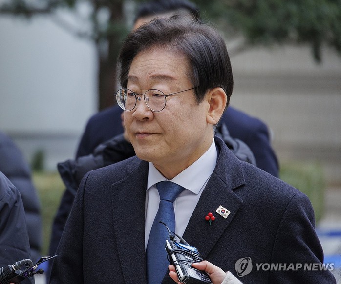 Ông Lee Jae-myung, lãnh đạo đảng Dân chủ, tới tòa án hôm 3-12 để dự phiên xử cáo buộc tham nhũng. Ảnh: Yonhap Ông Lee Jae-myung, lãnh đạo đảng Dân chủ, tới tòa án hôm 3-12 để dự phiên xử cáo buộc tham nhũng. Ảnh: Yonhap